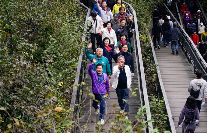 이필형 동대문구청장이 구민들과 함께 걷는 모습