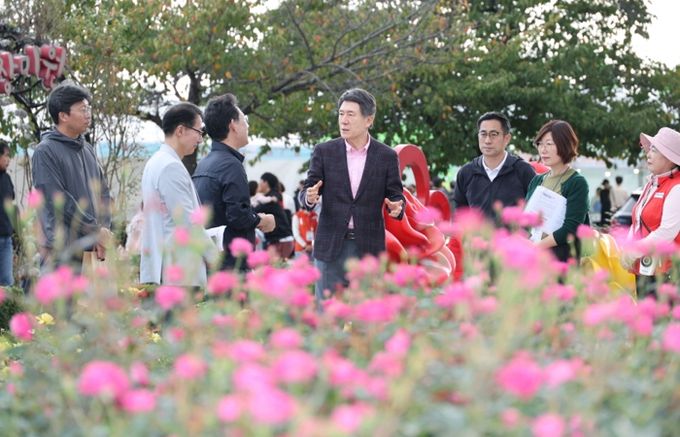 포항시는 지난 25, 26일 영일대 장미원에서 ‘2025 포항 가을장미페스타’를 성황리에 마무리했다.