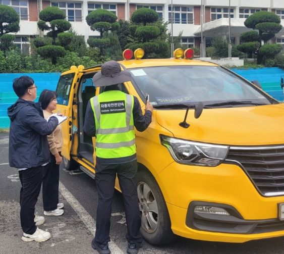 포항시가 지난 24일 (구)용흥중학교 주차장에서 포항교육지원청, 포항 남·북부경찰서, 한국교통안전공단과 합동으로 하반기 어린이집 통학버스 안전 점검을 실시했다.