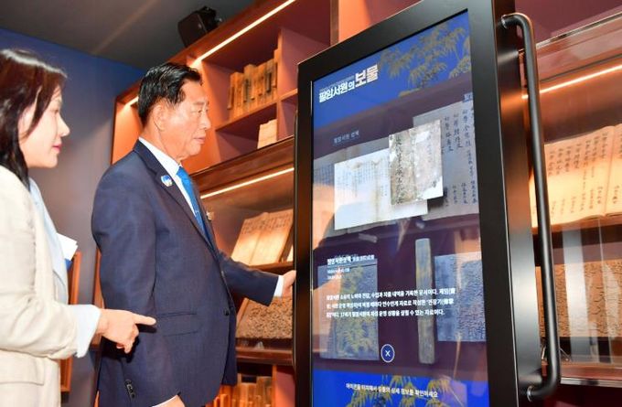 김한종 장성군수가 디지털 전시 공간으로 거듭난 필암서원 유물전시관에서 역사 정보를 확인하고 있다. 장성군 제공