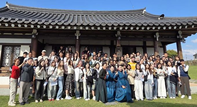 나주시가 외국인 유학생 70여 명을 초청해 문화유산 탐방과 전통문화 체험 행사를 진행했다.