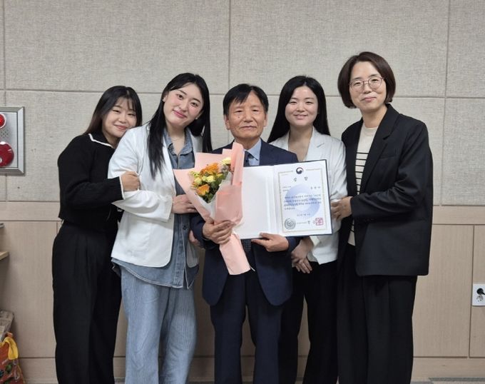 ‘2025년 치매극복 희망수기 공모전’ 치매안심센터 이용자 부문의 유광하 어르신 장려상 수상 기념촬영.