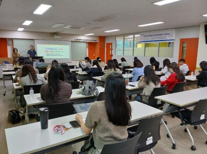 강북교육지원청이 29일 주관한 '2025년 교육복지공동체 소통 공동 연수' 참가자들이 울산수목원에서 기념사진을 찍고있다