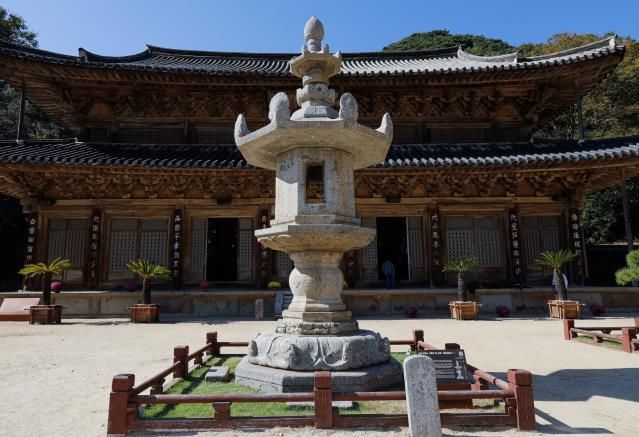 화엄사 각황전 앞 석등복원