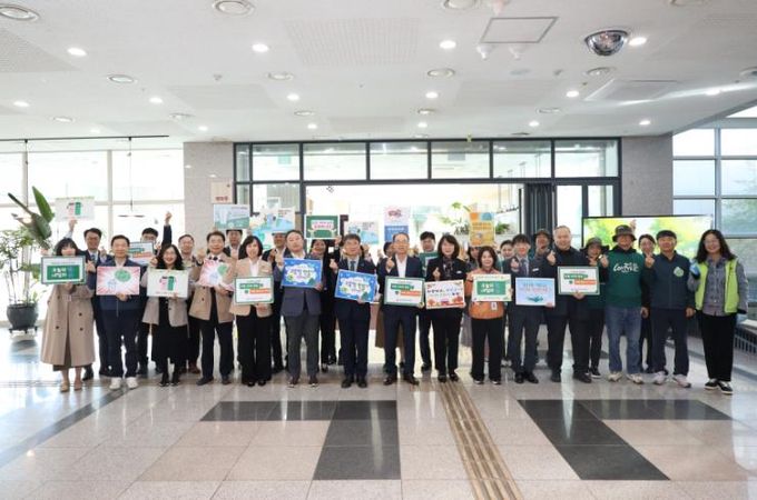 울산교육청 직원들이 30일 1층 중앙현관에서 '환경친화적 청사 만들기 홍보 활동'을 열고 기념촬영을 하고있다