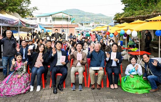 김동근 시장이 10월 30일 제2회 빼벌마을잔치 ‘신나게’ 행사장에서 주민들과 기념사진을 찍고 있다.
