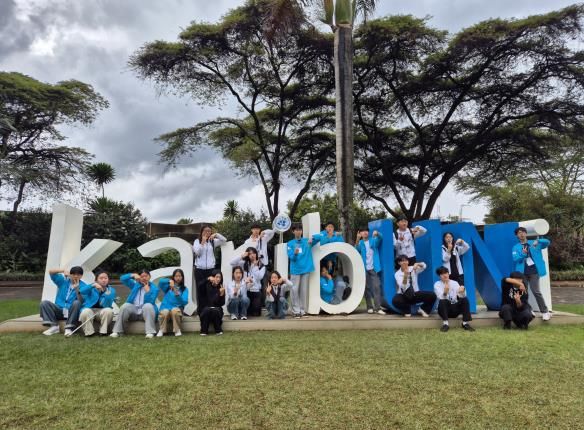 전남-아프리카 청소년 글로컬 프로젝트에 참여한 학생들이 유엔환경계획(UNEP) 본부에서 기념사진 촬영을 하고 있다.