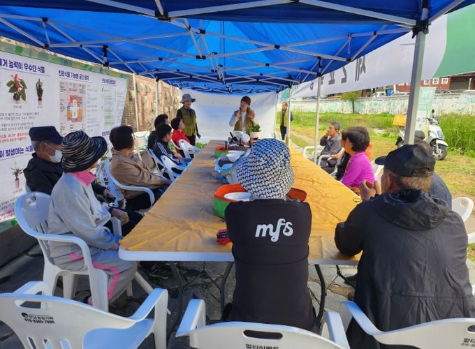 1. 천안시농업기술센터가 반려식물 케어데이를 운영하고 있다.