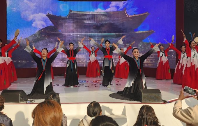 영천시민회관 상주단체 이언화무용단이 지난 1일 경주 예술의전당 야외공간 예술마당에서 열린 ‘APEC 2025 KOREA 지역문화예술 프로그램’에서 초청공연을 성황리에 마쳤다.