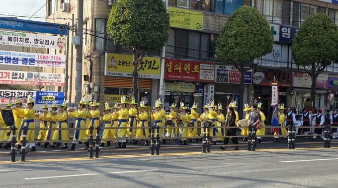 충청감영문화제 행사 성황리 개최(관찰사 순력행차가 진행되고 있다.