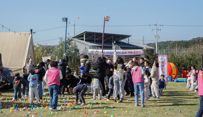 지난 1일 고경면 아이니농원에서 열린 ‘제4회 금쪽이와 함께하는 감성 힐링 팜크닉’ 참여 가족들 모습