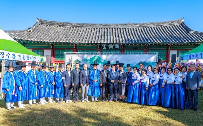 보성군 보성향교, 제25회 기로연 성황리 마무리_명륜당 광장에서 보성 기로연이 성황리에 마무리됐다(가운데 오른쪽부터 왼쪽으로 _문금주 국회의원, 서형빈 보성 부군수, 김경열 보성군의회 의장, 김재철 도의원)