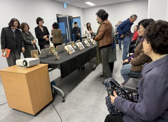 강화군노인복지관, 빛과 모래의 예술 샌드아트 전시 ‘나의 계절 빛나는 모래이야기 展’ 개최