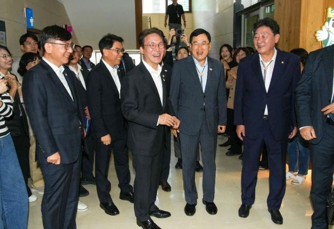 10월 17일 오전 경주시청 로비에서 APEC 정상회의 점검차 경주를 찾은 김민석 국무총리와 주낙영 경주시장이 직원들의 환영 속에 웃음을 짓고 있다