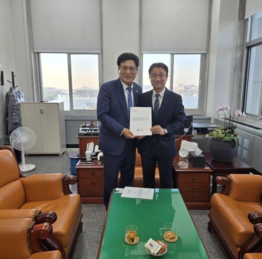 이상익 함평군수, 조계원 의원 기념촬영 모습