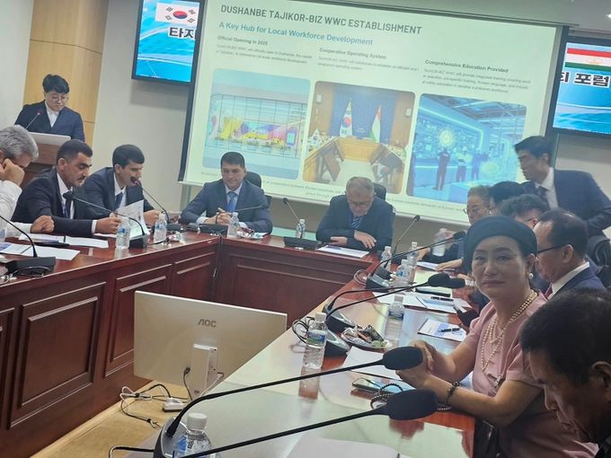 지난 8월 21일 주한 타지키스탄 대사관의 유스프 샤리프조다 대사와 타지키스탄 노동.이주.고용부의 청장, 국제협력국 국장 및 부국장을 포함한 10여명이 넘는 여러 고위급 정부 관계자들이 대거 참석한 가운데 국회 제7간담회의실에서 한-타지키스탄 포럼이 열렸다. 사진 우측 제나 정 (Dr.Zena Chung) 이사장이다.