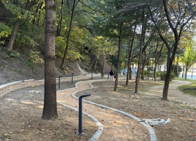 석사근린공원에 조성하고 있는 맨발길(작업 중)