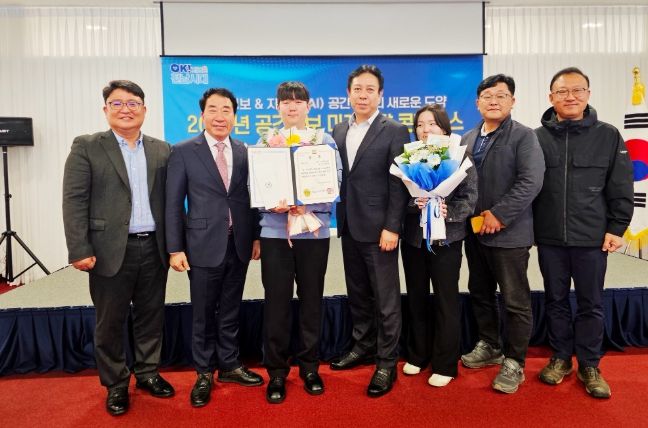 강진군이 ’2025년 공간정보 및 도로명주소 연구과제 경진대회‘에서 최우수상을 수상하고 기념촬영을 하고 있다.