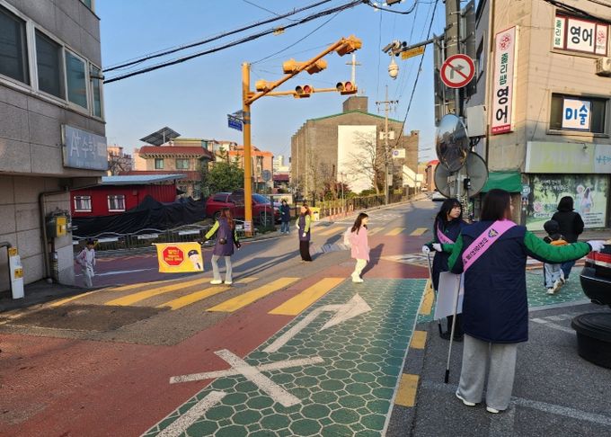 강화군자원봉사센터, 갑룡초등학교 앞 교통안전 캠페인 실시