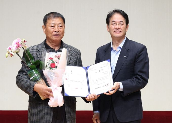 고양시 문화예술진흥 유공자 표창 기념촬영_이동환 고양시장(오른쪽), 고양들소리보존회 안명회님(왼쪽)