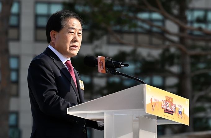 지난 11월 5일 서울광장에서 열린 ‘2025 서울시 소상공인의 날 기념행사’에 참석한 김용호 서울시의원이 축사를 하고 있다.