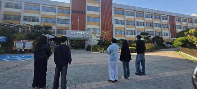 광주시교육청 전남대 교육협력관실이 7일 동아여고에서 전남대 지리학과 함께 진행하는 학교 항공촬영에서 전남대 지리학과 학생들이 드론을 조작하고 있다.