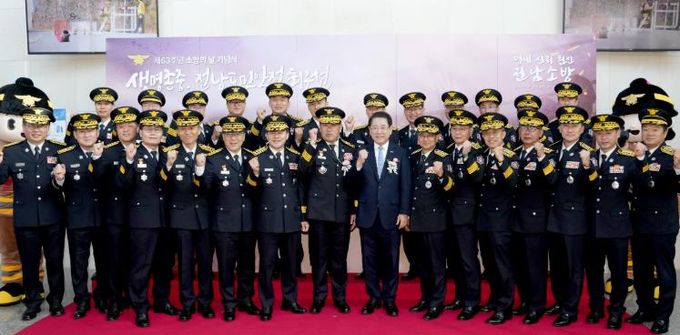 제63주년 소방의 날 기념식 사진 - 김영록 전라남도지사가 7일 영광군 예술의 전당에서 열린 ‘제63주년 소방의 날 기념식’에서 시군 소방서장, 의용소방대원들과 기념촬영을 하고 있다.