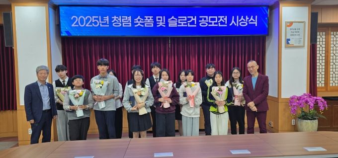 광주시교육청이 7일 본청 중회의실에서 진행한 ‘2025년 청렴 슬로건 및 숏폼 영상 공모전 학생부 시상식’에 최승복 부교육감과 수상자들이 기념 사진을 촬영하고 있다.