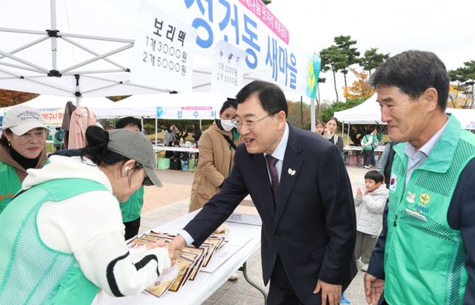 주낙영 경주시장이 8일 황성공원에서 열린 ‘11월 사랑나눔 벼룩장터’에 참석해 새마을회원들과 인사를 나누고 있다.