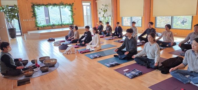 첫째날인 6일 명상프로그램에 참여하고 있다.