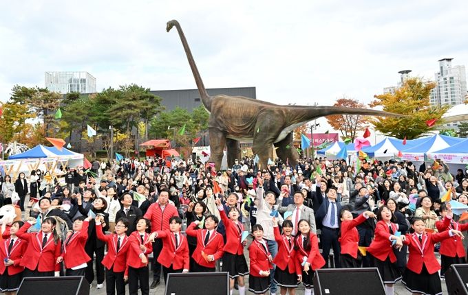 ‘2025 울산 종갓집 온마을교육축제’가 8일 공룡발자국 공원에서 김영길 중구청장, 박경흠 중구의회 의장, 천창수 시교육감, 구의원, 마을교육공동체, 학생 등이 참석한 가운데 열렸다.