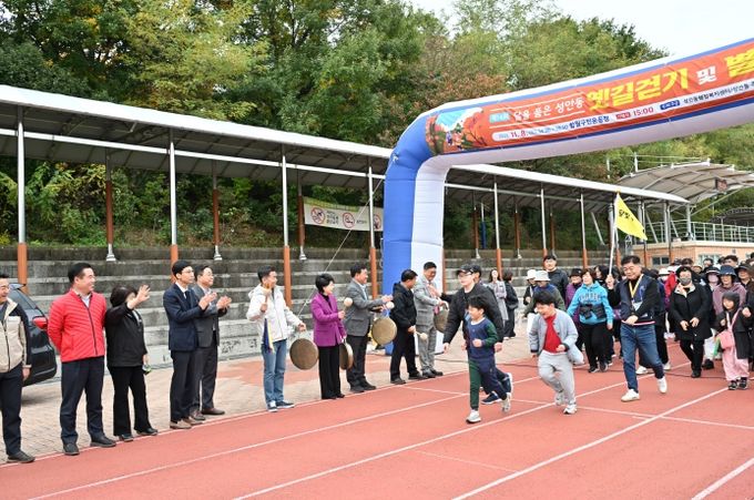 성안동 주민자치위원회(위원장 손순화) 주관한 제14회 달을 품은 성안동 옛길걷기 및 별빛음악회가 8일 함월구민운동장에서 김영길 중구청장과 박경흠 중구의회 의장, 박성민 국회의원, 이성룡 울산시의회 의장, 시·구의원, 각 동 주민자치위원장, 지역 주민 들이 참석한 가운데 열렸다.