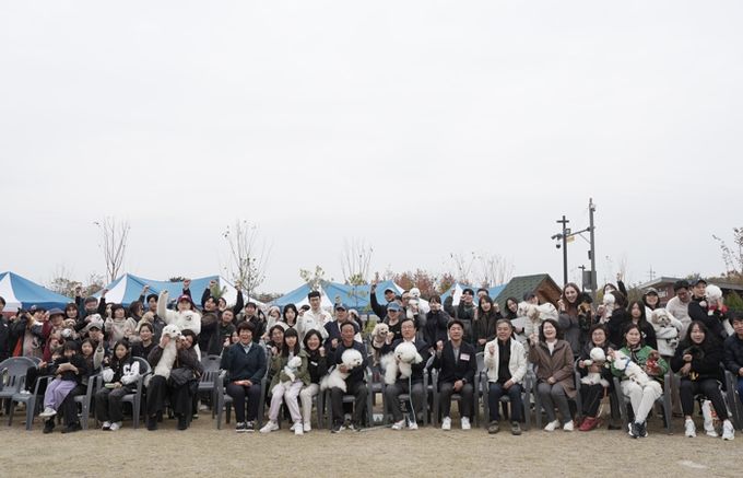 8일 미사아일랜드 펫존에서 열린 ‘2025 하남시 반려동물 문화축제’에서 반려인과 반려견들이 기념촬영을 하고 있다.