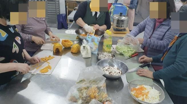 새빛 사회관계망 프로그램에 참여한 시민들이 음식을 만들고 있다.