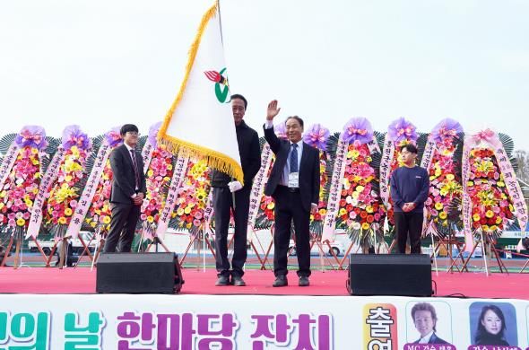 신영재 홍천군수, 제30회 농업인의 날 기념 ‘농업인 화합 한마당’ 참석