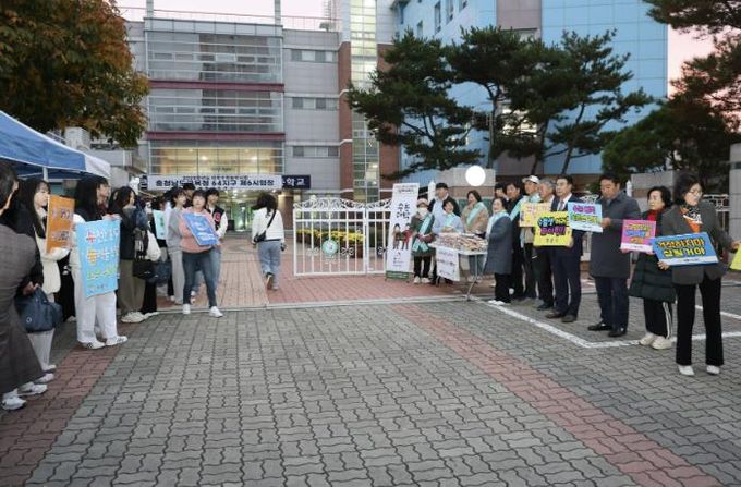 지난 2025학년도 수학능력시험 당일 시험장 입구에서 수험생들을 응원하며 격려하는 모습