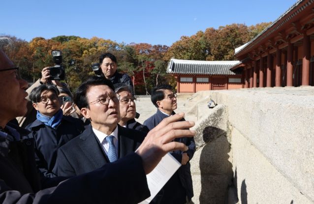 김민석 국무총리가 10일 서울시의 종묘 앞 고층건물 허용과 관련 허민 국가유산청장, 유홍준 국립중앙박물관장 등과 함께 종로구 종묘를 방문, 외부 조망을 점검하고 있다.