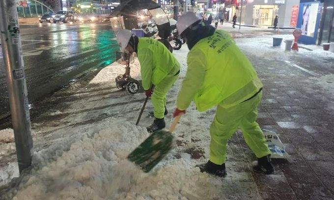 강북구 내 제설작업이 진행되고 있다.