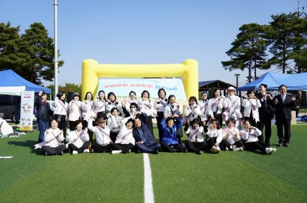 이승로 성북구청장(앞줄 왼쪽 다섯 번째)과 체육대회 참가자들이 기념촬영을 하고 있다