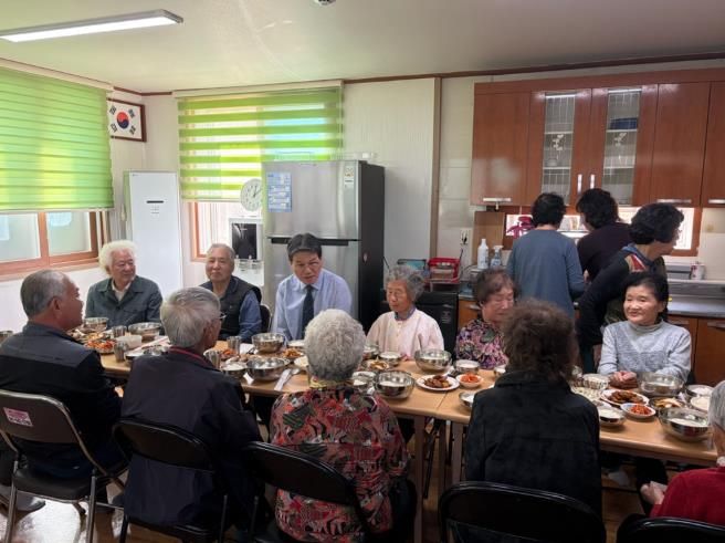 지난 10월, 경로당 무상급식 시범사업 화성면 잔디리경로당 현장 점검 모습