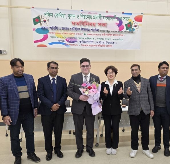 왼쪽부터 세 번째 주한방글라데시 토피크 이슬람 사틸대사, 네 번째 박종주 김해시 복지국장