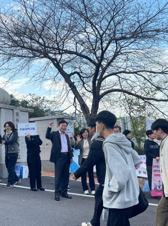 2025학년도 대학수학능력시험 당시 정기명 시장 수험생 응원 현장(여수충무고)