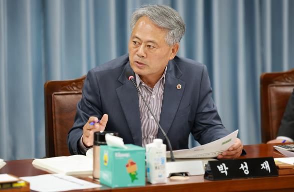 박성재 전남도의원이 (재)남도장터 김경호 대표에게 질의하고 있다.