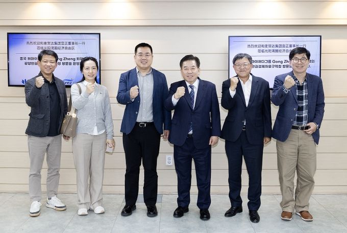 광양경자청은 허마이허다그룹의 궁정 회장(왼쪽에서 세번째)을 초청해 중국시장 판로 확대 및 투자협력 방안을 논의했다.