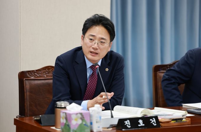 진호건 전남도의원이 (재)남도장터 김경호 대표에게 질의하고 있다.