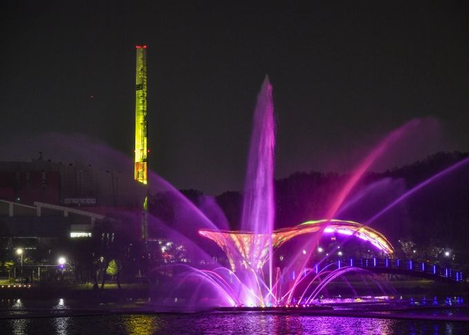 김포시가 도시재생 및 야간정책에 선도적으로 나서고 있다. 올해 6월 산업시설 넘어 공공예술작품으로 재탄생한 김포한강자원화센터굴뚝에서 개최된 야외공연 사진