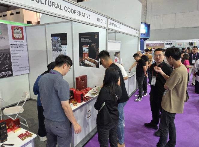 인도네시아 ‘시알(SIAL) 국제식품박람회’에서 외국인들이 홍삼제품을 구경하고 있다.