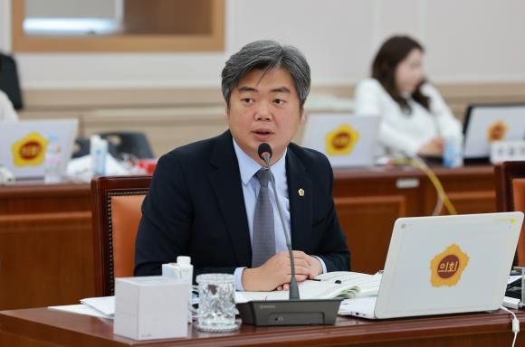 행정사무감사 중인 박원종 전남도의원