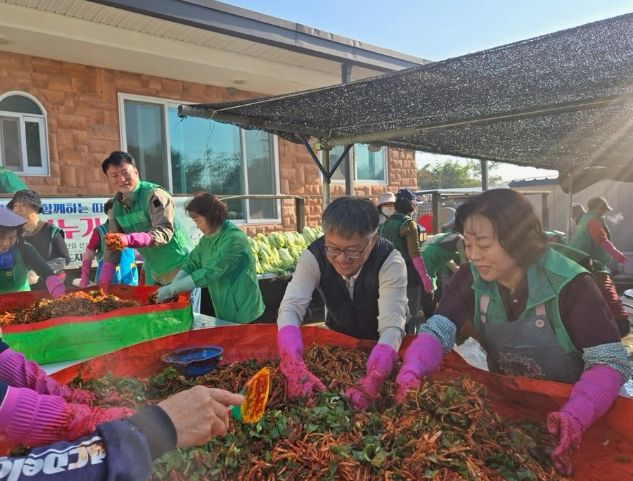 진천군 덕산읍 새마을 남녀지도자협의회, 사랑의 김장 나누기 실시