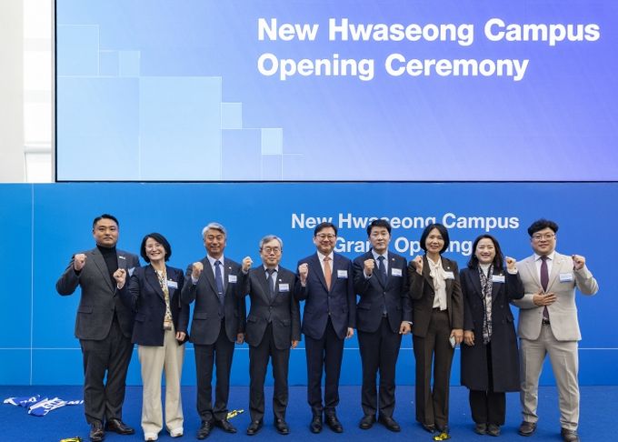 준공식에 참석한 화성특례시의원 기념 사진